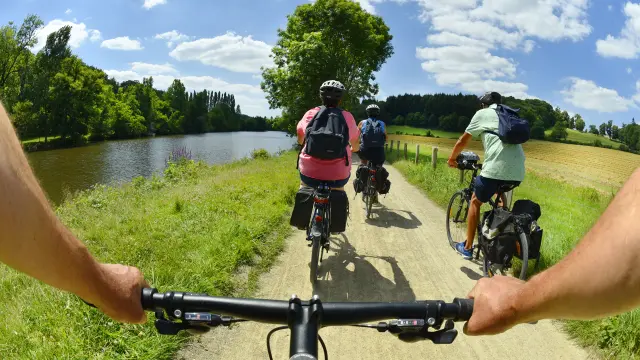 Velo Francette Velo Francette La Mayenne Riviere L Huisserie Cp Pascal Beltrami Mayenne Tourisme 1