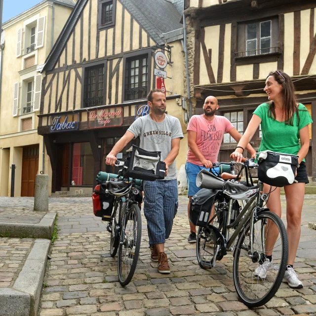La_Velo_Francette-Pays_de_Laval_Laval_ville-CP-Joel_DAMASE_-_La_Velo_Francette_-_Mayenne_Tourisme1.jpg