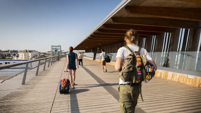 Personnes arrivant en gare de Laval