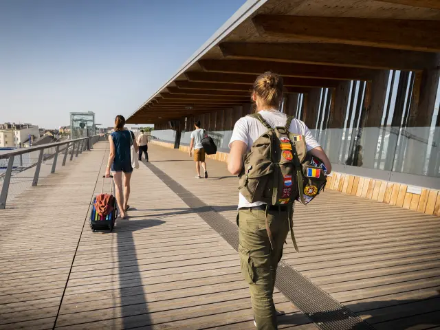 Personnes arrivant en gare de Laval