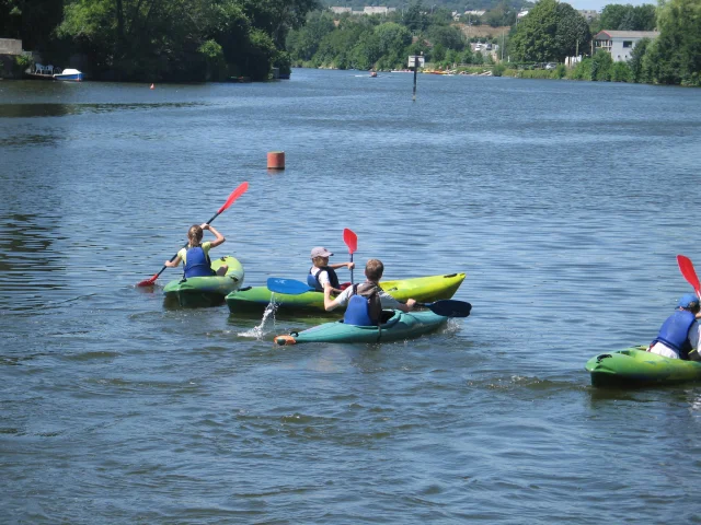 Canoe-Kayak-sur-la-Mayenne-JC-Raimbault.jpg