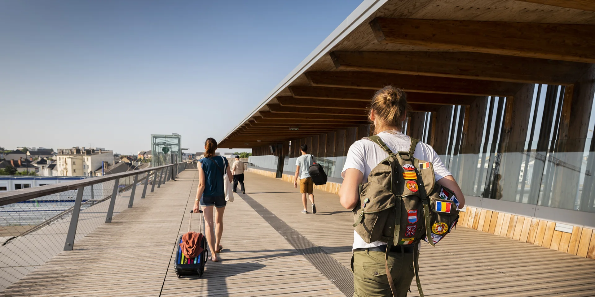 Personnes arrivant en gare de Laval