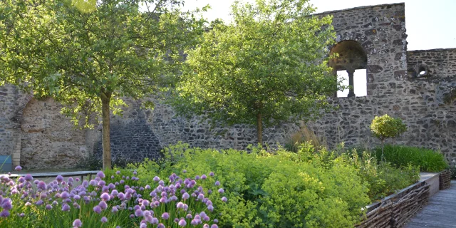 Jardin.medieval Cour.chateau.mayenne