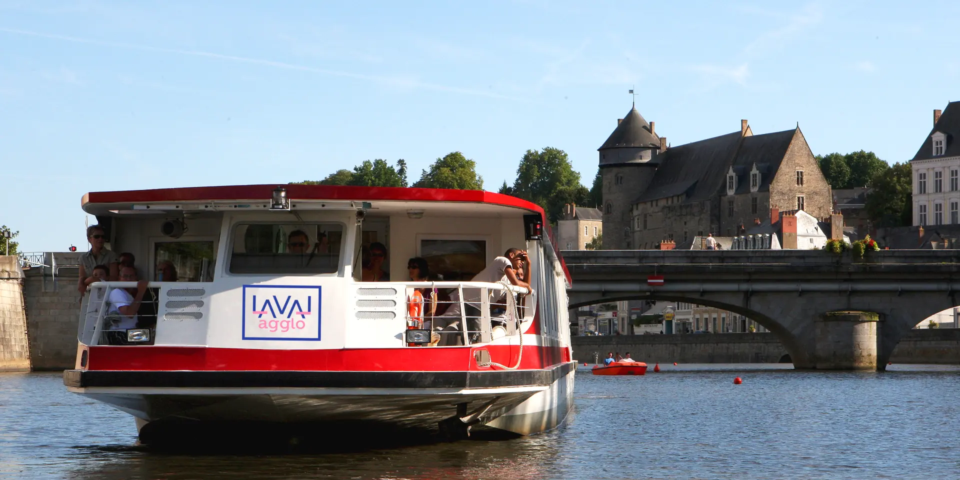 Croisière en été sur la Mayenne.