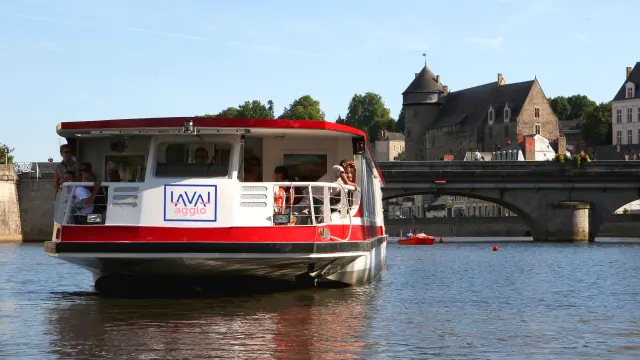 Croisière en été sur la Mayenne.