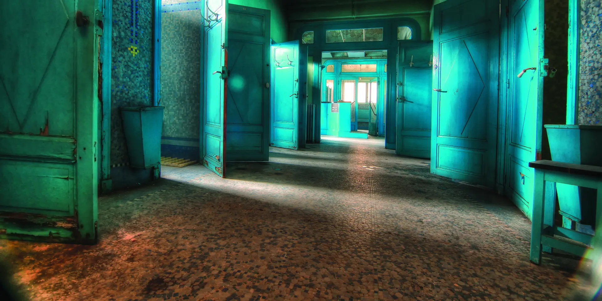 Intérieur des bains douches.