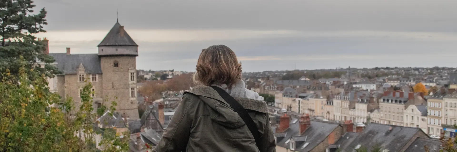 Vue sur le Donjon et sur la ville de Laval, vu du Jardin de la Perrine.