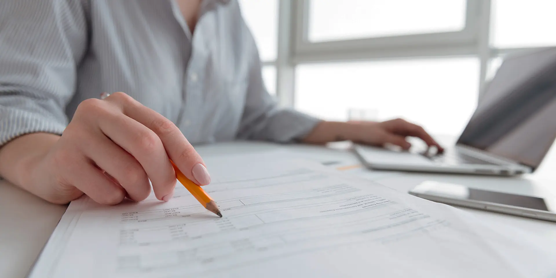 portrait d'une femme tenant un crayon