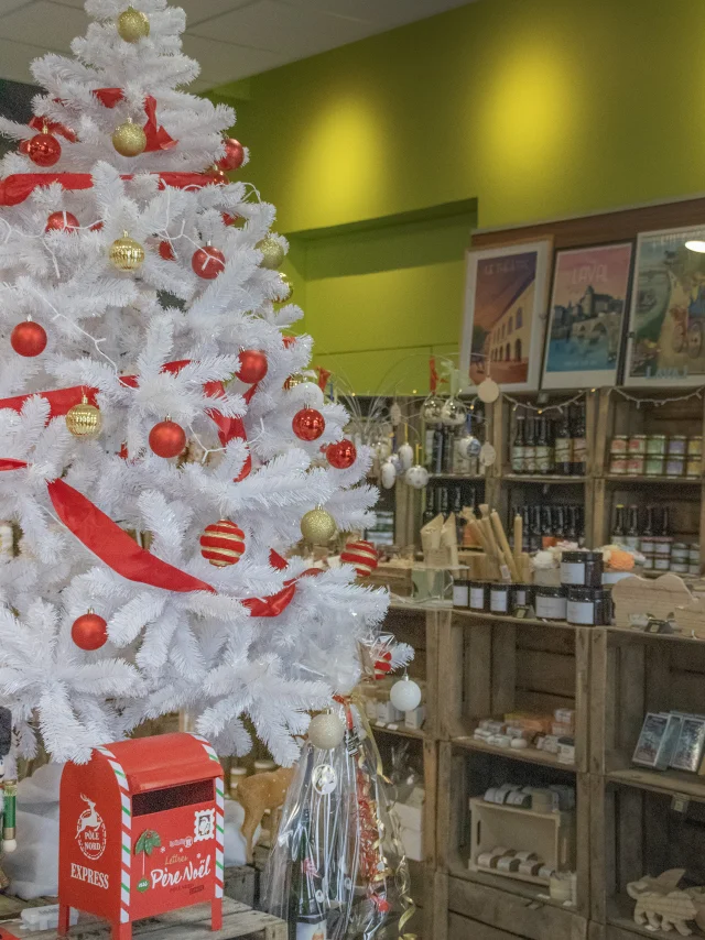 Le sapin de Noël de la Boutique by Laval Tourisme.