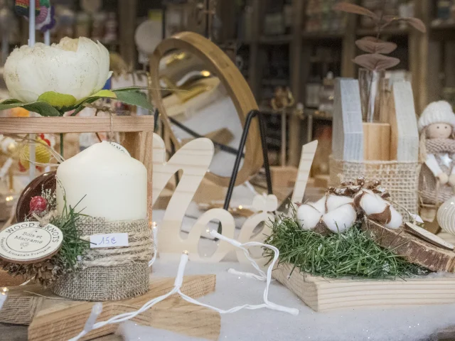 Produits décoration en vente à la Boutique by Laval Tourisme.