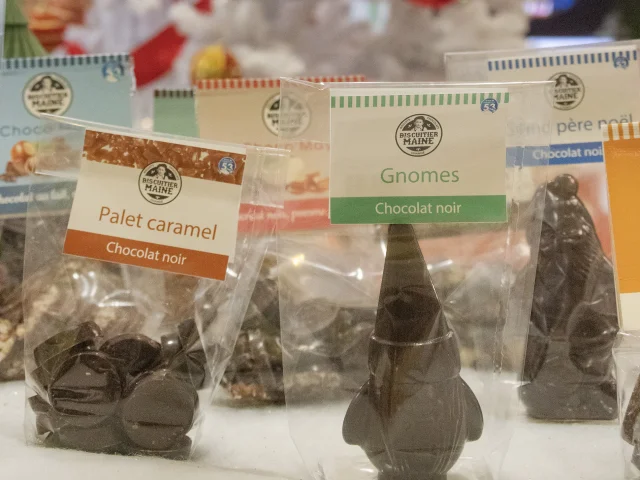 Chocolats : Sujets de Noël disponibles à la boutique by Laval Tourisme.