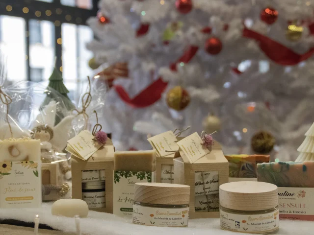 Produits cosmétiques en vente à la Boutique by Laval Tourisme.
