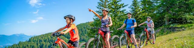 Famille en vélo au Collet en été