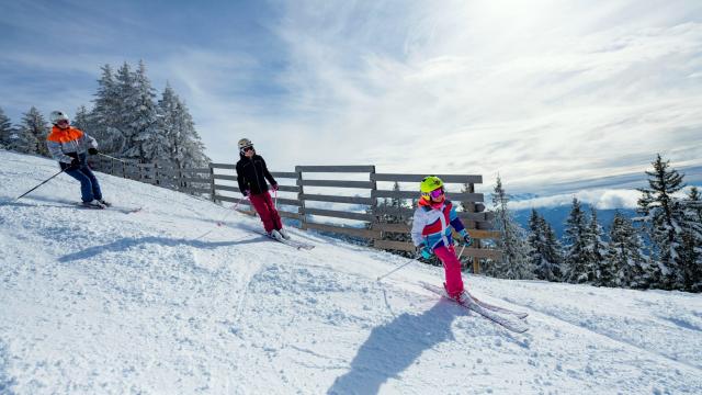 Famille en skis au Collet en hiver