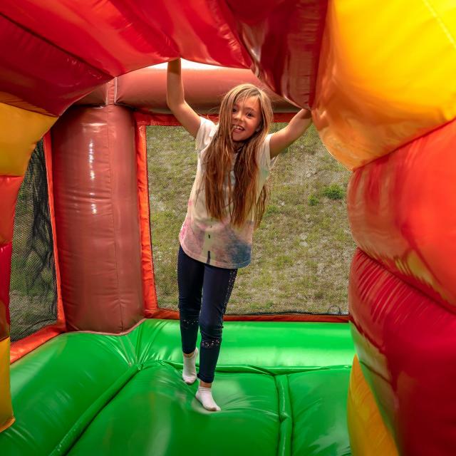 Enfant dans les jeux gonflables du Collet