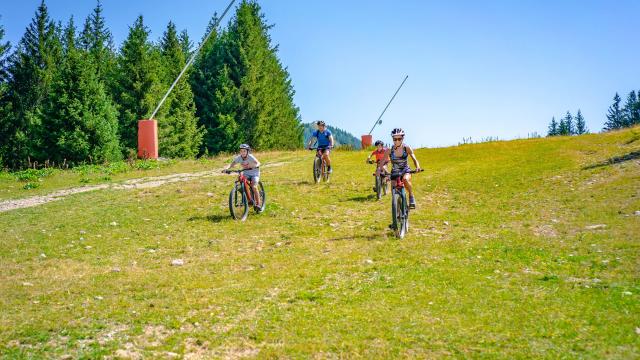 Famille en VTT électrique au Collet