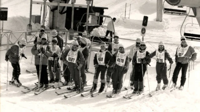 Groupe de jeunes skieurs devant le télésiège de Grand Paul