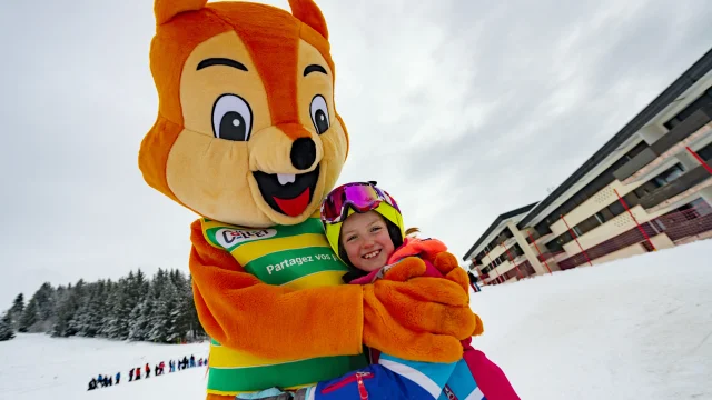 Moment câlin avec Paco la mascotte en 2020 au Collet par Cedric Cruchon