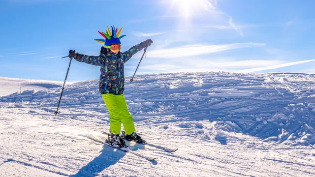 Enfant déguisé skiant au Collet en 2022 par Michael Mollier