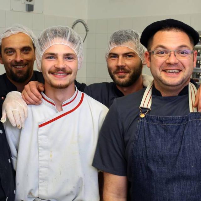 Equipe de cuisine du village vacances Terrou, Lot