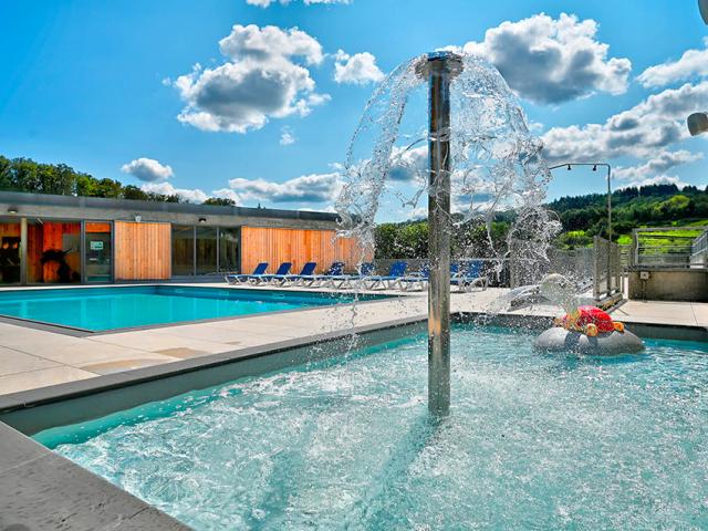 Piscine extérieure chauffée du village club et spa Terrou