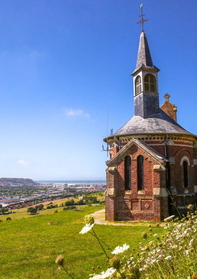 Chapelle Saint-Laurent O'Toole, située à Eu, offrant un très joli panorama sur la ville d'Eu et plus loin, Mers-les-Bains