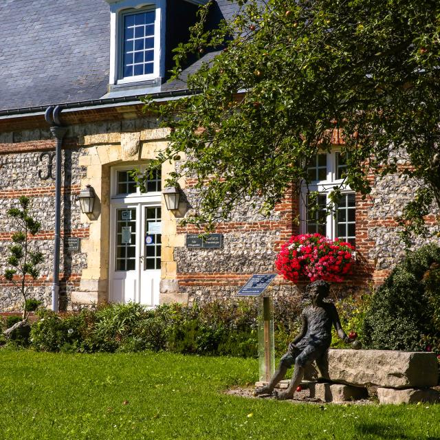 Statue de Lilou, Manoir de Briançon
