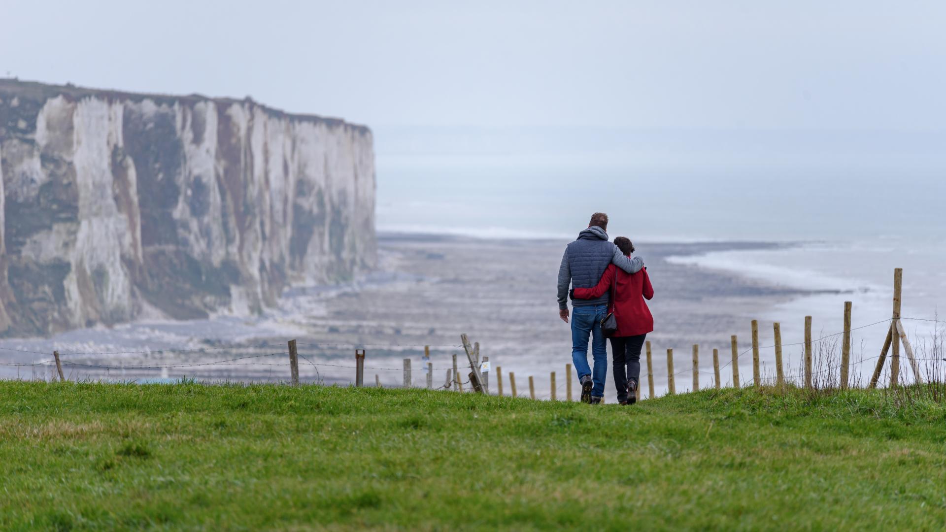 Ault, Sentier du littoral - Couple en promenade