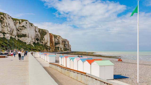 Le Tréport, la plage, ses cabines et les falaises de craie