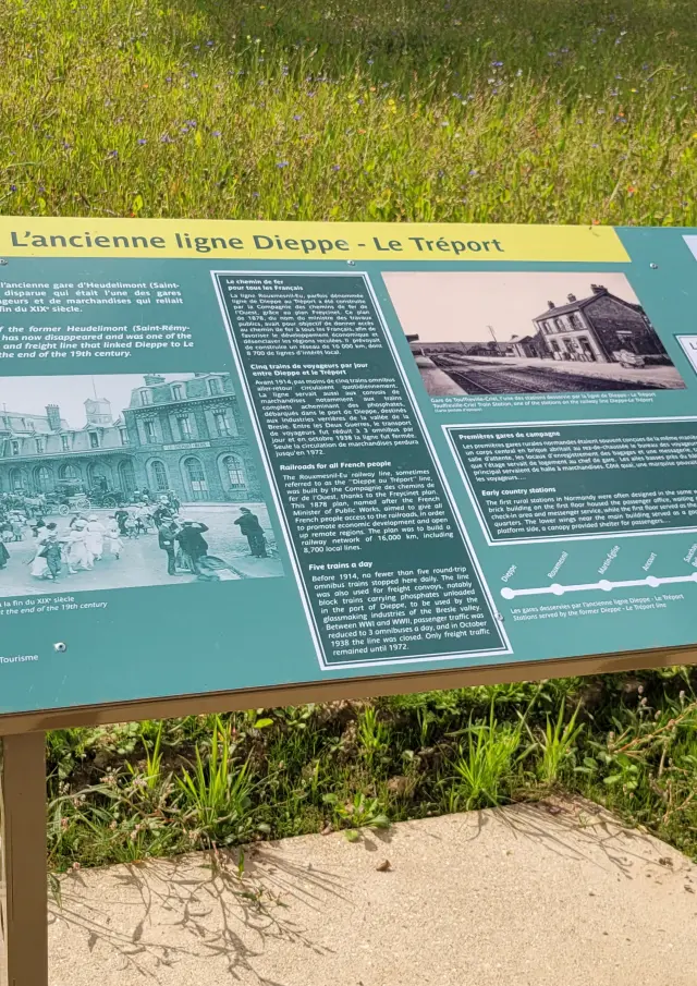 Tout le long du Chemin Vert du Petit Caux, plusieurs panneaux d'interprétation sont installés, permettant aux promeneurs de mieux comprendre l'histoire des lieux.