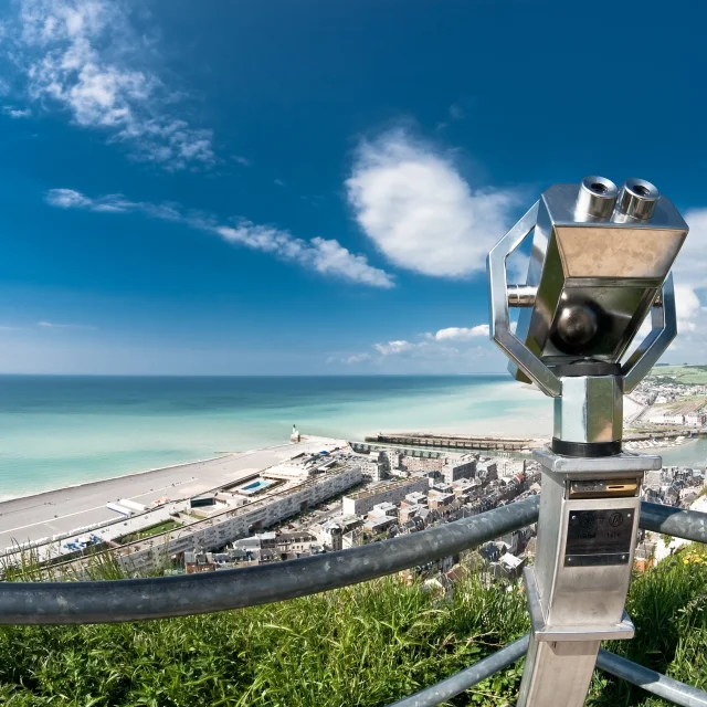 Point de vue depuis les falaises du Tréport, en contrebas la mer, la plage et le Quartier des Cordiers