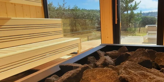Sauna avec vue sur la terrasse extérieure du centre aquatique O2 Falaises