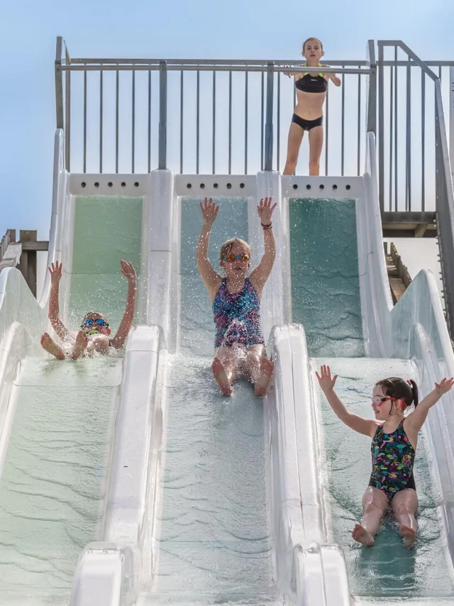 Les toboggans extérieurs du centre aquatique O2 Falaises
