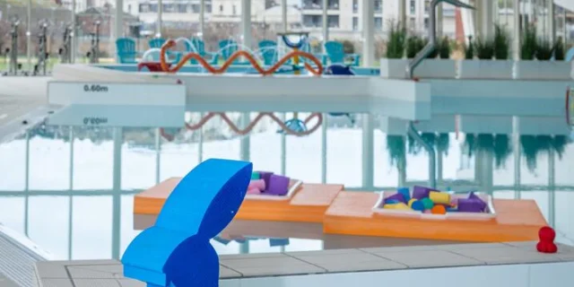 Bassin intérieur et jeux du centre aquatique O2 Falaises