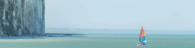 Le Tréport, Voilier au large du Tréport, balade en mer à bord d'un voilier, vue des côte depuis le large