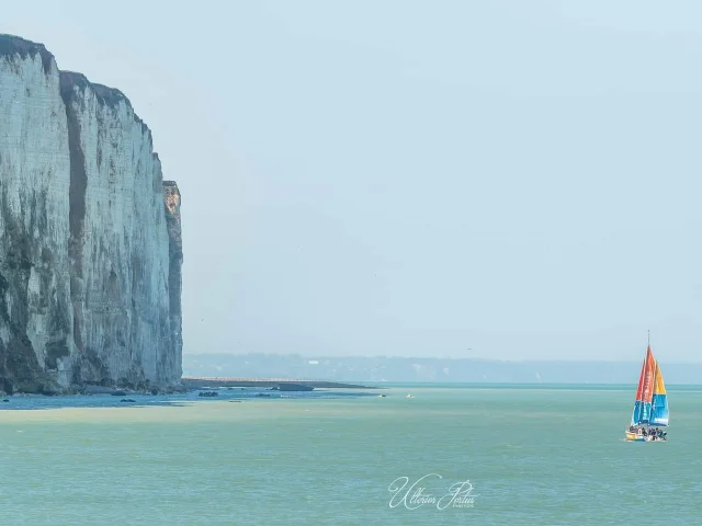Le Tréport, Voilier au large du Tréport, balade en mer à bord d'un voilier, vue des côte depuis le large