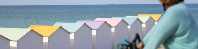 Le Tréport, sa plage et ses cabines colorées, admirez la vue durant votre promenade à vélo