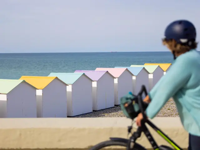 Le Tréport, sa plage et ses cabines colorées, admirez la vue durant votre promenade à vélo