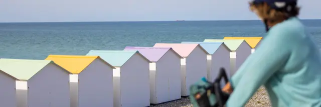 Le Tréport, sa plage et ses cabines colorées, admirez la vue durant votre promenade à vélo