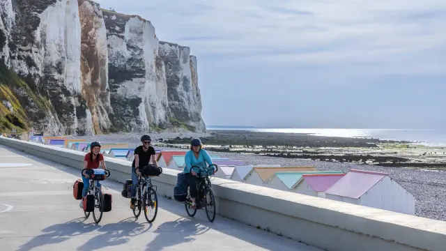 Le Tréport, la plage, ses cabines et sa falaise, promenade à vélo sur l'esplanade