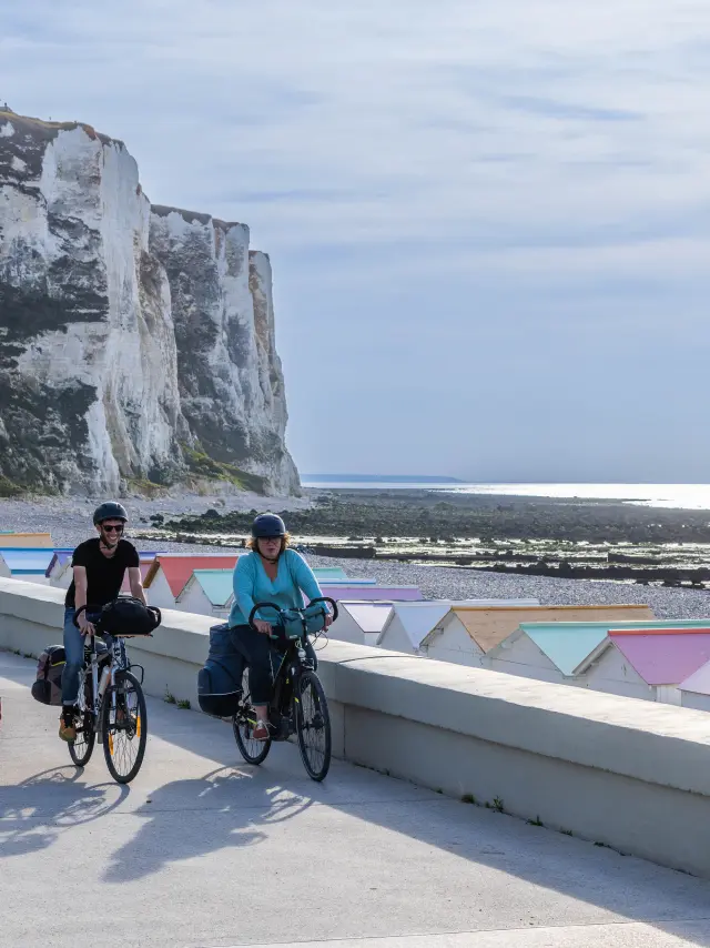 Le Tréport, la plage, ses cabines et sa falaise, promenade à vélo sur l'esplanade