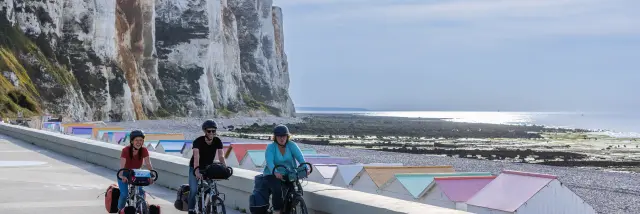 Le Tréport, la plage, ses cabines et sa falaise, promenade à vélo sur l'esplanade