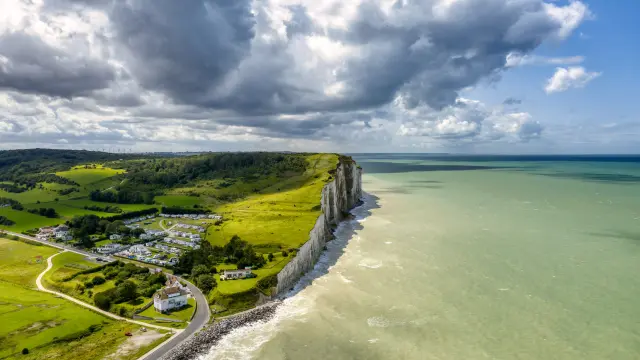 Criel-sur-Mer, vue aérienne de la plage, des falaises et du Montjoli Bois