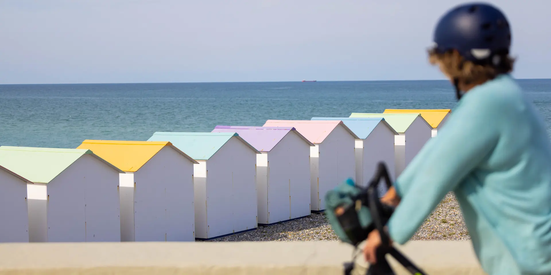 Le Tréport, sa plage et ses cabines colorées, admirez la vue durant votre promenade à vélo