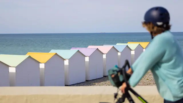 Le Tréport, sa plage et ses cabines colorées, admirez la vue durant votre promenade à vélo