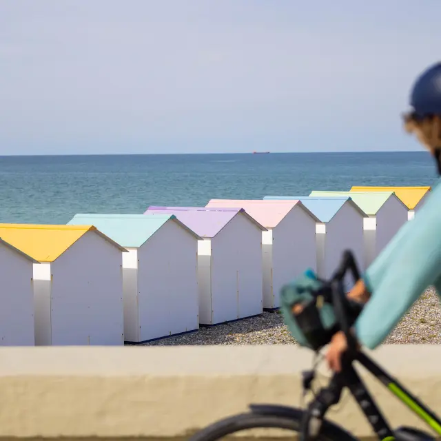 Le Tréport, sa plage et ses cabines colorées, admirez la vue durant votre promenade à vélo