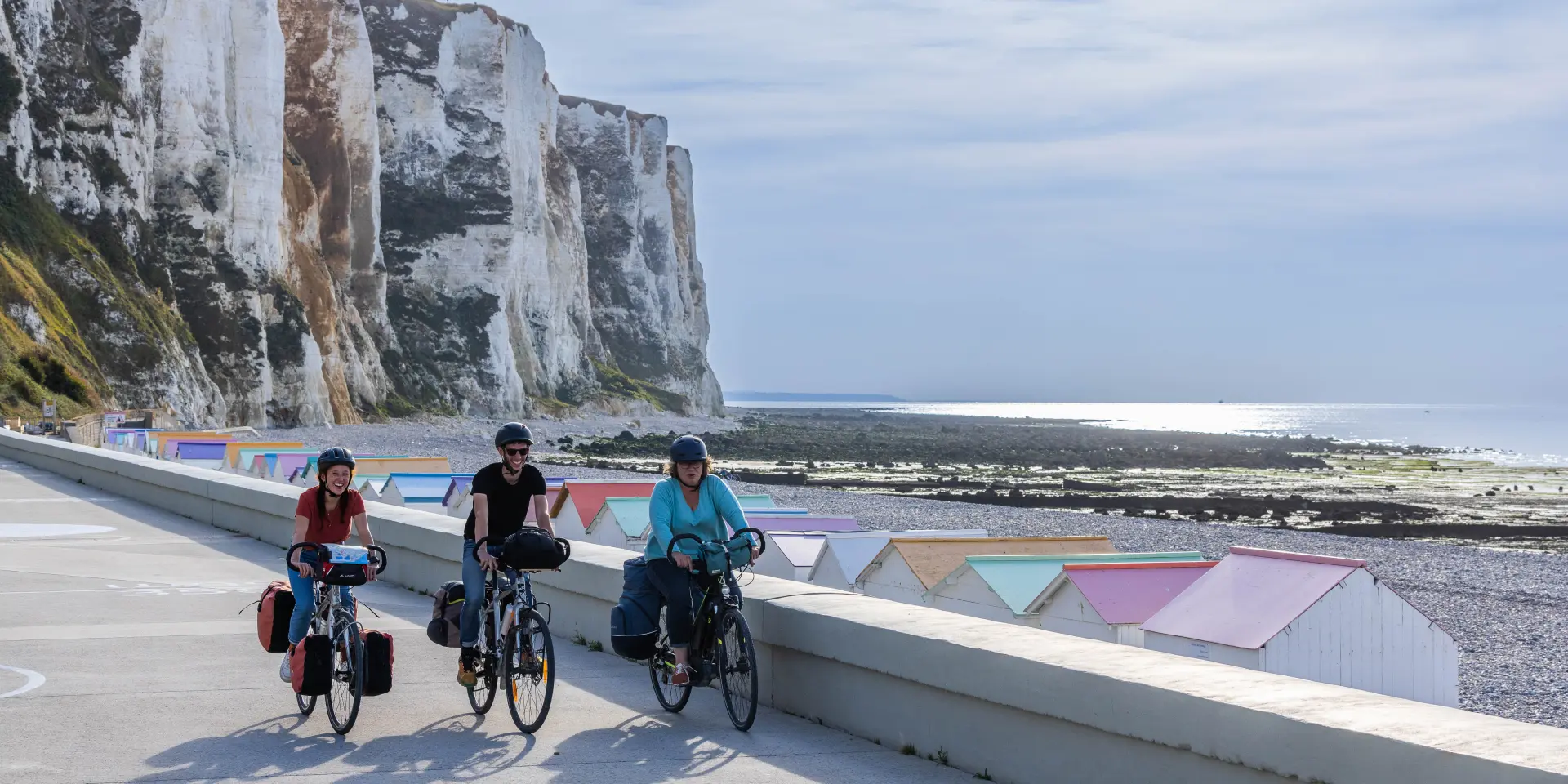 Le Tréport, la plage, ses cabines et sa falaise, promenade à vélo sur l'esplanade
