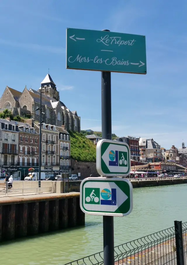 Panneaux de la Vélomaritime depuis l'avant du Tréport