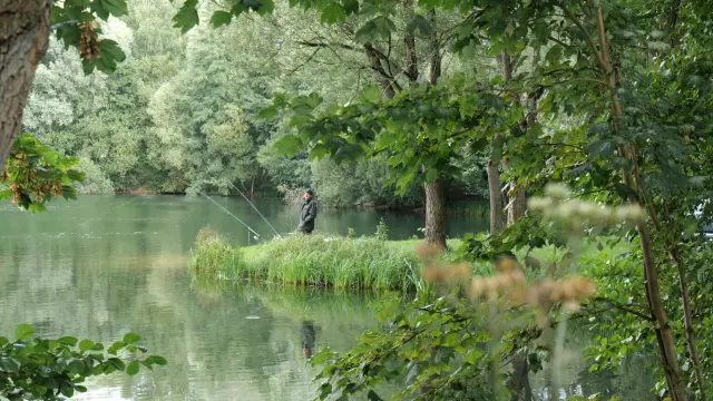 Chemin Entre Verre et Mer, pêcheur aux bords des étangs de Ponts-et-Marais