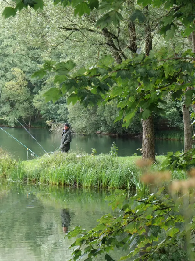 Chemin Entre Verre et Mer, pêcheur aux bords des étangs de Ponts-et-Marais